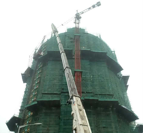 山丹吊车在工地上作业